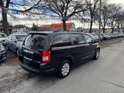 2009 Chrysler Town & Country LX 4dr Mini Van