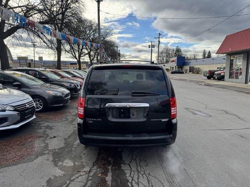 2009 Chrysler Town & Country LX 4dr Mini Van