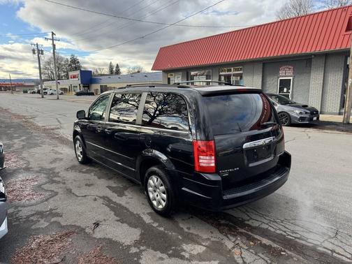 2009 Chrysler Town & Country LX 4dr Mini Van