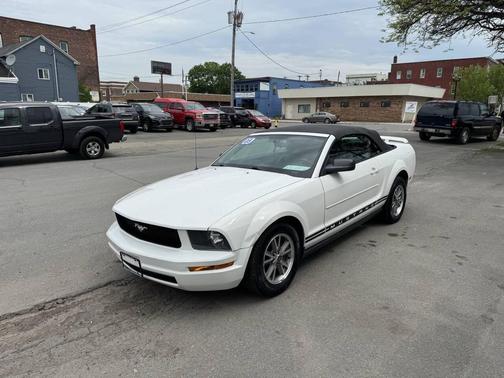 Performance White Clearcoat 2005 Ford Mustang Deluxe