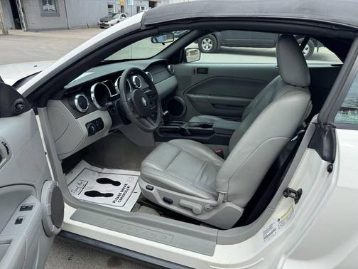 Performance White Clearcoat 2005 Ford Mustang Deluxe