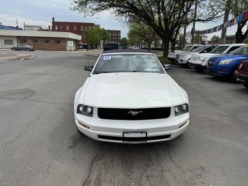 Performance White Clearcoat 2005 Ford Mustang Deluxe