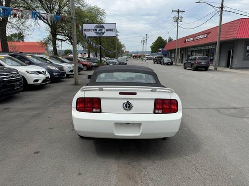 Performance White Clearcoat 2005 Ford Mustang Deluxe