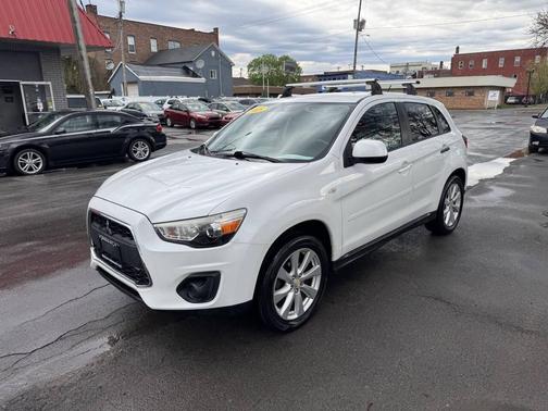 White 2015 Mitsubishi Outlander Sport ES