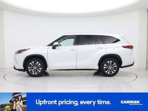 White 2022 Toyota Highlander XLE