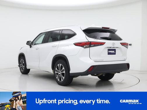 White 2022 Toyota Highlander XLE