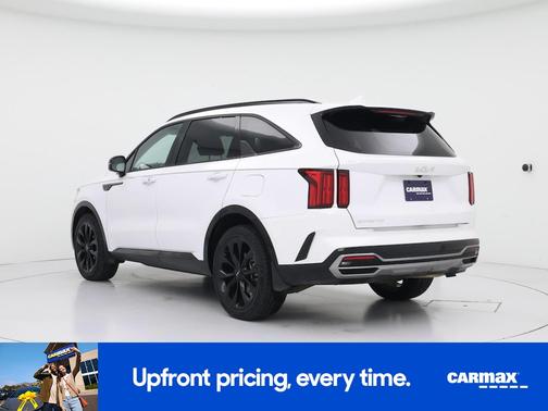 White 2023 Kia Sorento SX