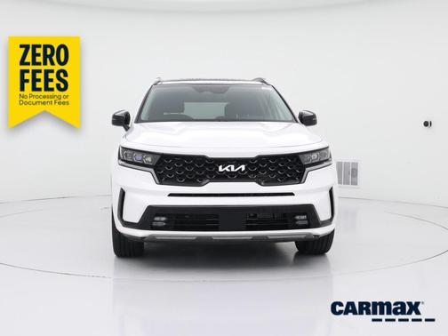 White 2023 Kia Sorento SX