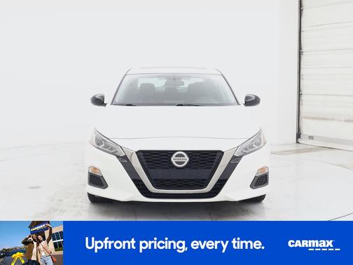 White 2019 Nissan Altima SR