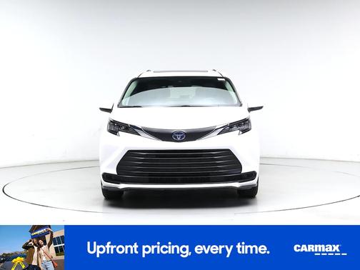 White 2025 Toyota Sienna LE