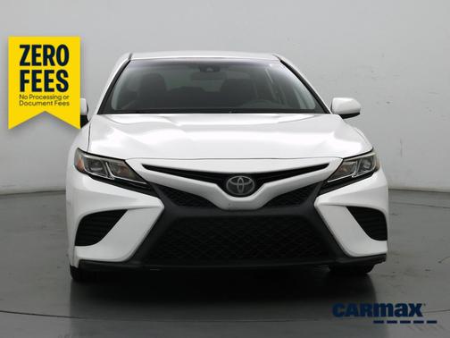 White 2018 Toyota Camry SE