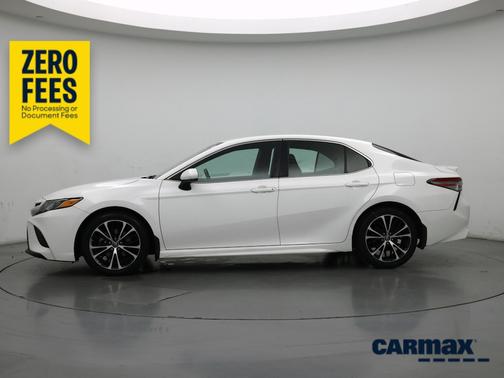 White 2018 Toyota Camry SE