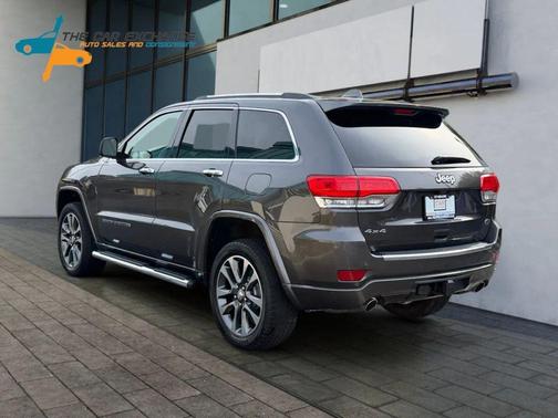 Granite Crystal Metallic Clearcoat 2017 Jeep Grand Cherokee Overland