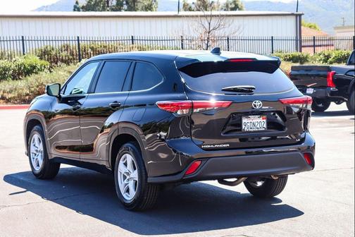 Midnight Black Metallic 2023 Toyota Highlander LE