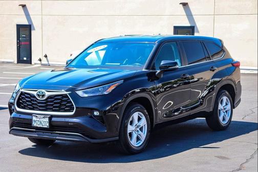 Midnight Black Metallic 2023 Toyota Highlander LE
