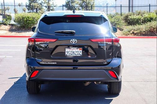 Midnight Black Metallic 2023 Toyota Highlander LE