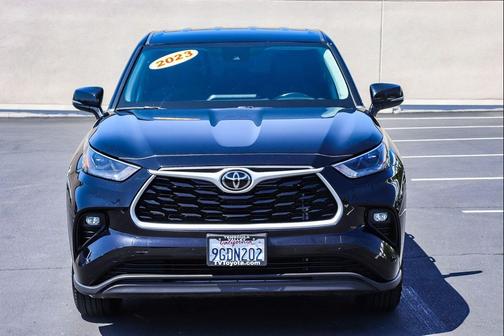 Midnight Black Metallic 2023 Toyota Highlander LE