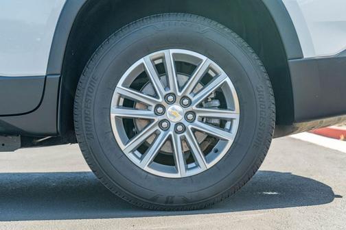Summit White 2022 Chevrolet Traverse LT Cloth