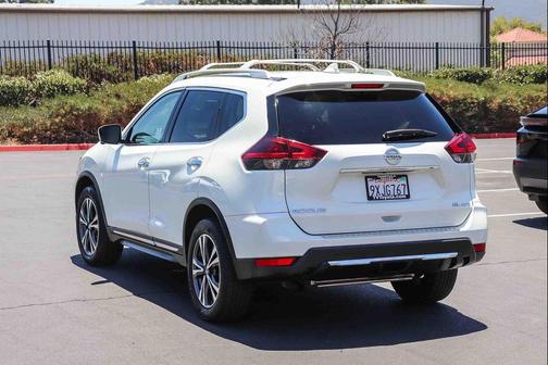 Pearl White 2018 Nissan Rogue SL