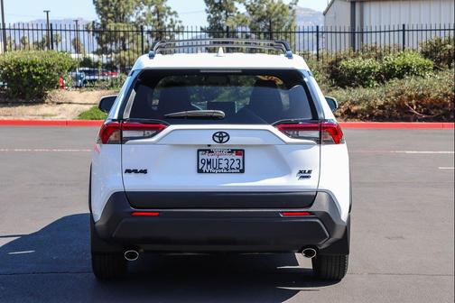 Ice Cap 2024 Toyota RAV4 XLE