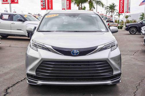 2022 Toyota Sienna LE