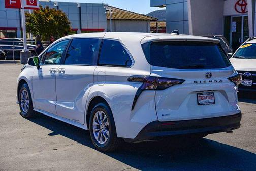 2025 Toyota Sienna LE