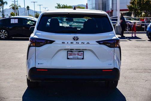2025 Toyota Sienna LE