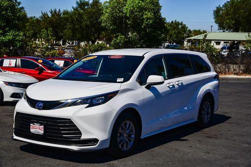 2025 Toyota Sienna LE