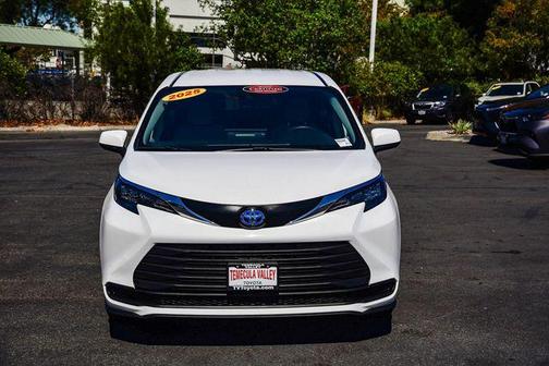 2025 Toyota Sienna LE