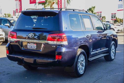 2016 Toyota Land Cruiser Base