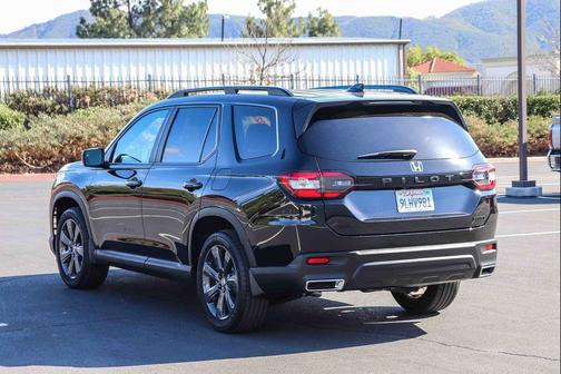 Crystal Black Pearl 2024 Honda Pilot Sport