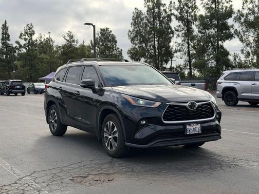 Midnight Black Metallic 2021 Toyota Highlander XLE