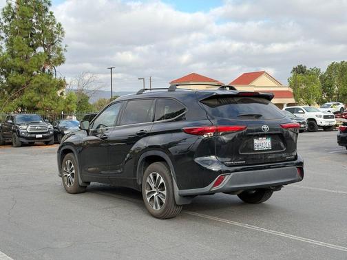 Midnight Black Metallic 2021 Toyota Highlander XLE