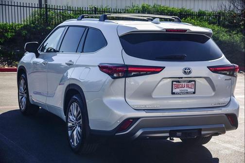 2023 Toyota Highlander Hybrid Platinum