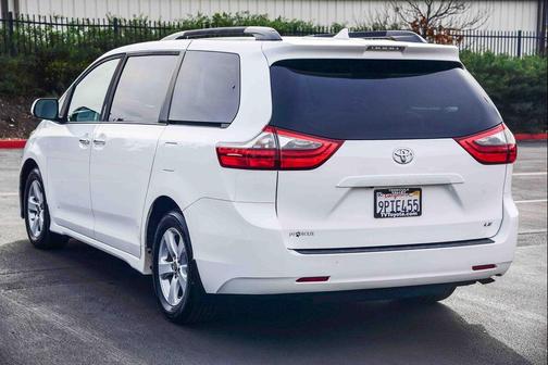 2020 Toyota Sienna LE