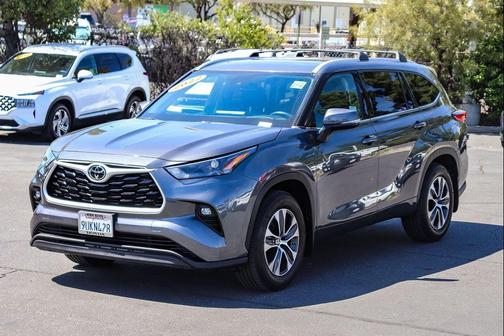 Magnetic Gray Metallic 2022 Toyota Highlander XLE