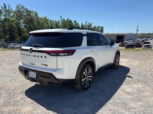 White 2023 Nissan Pathfinder Platinum