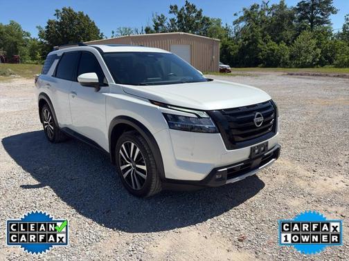 White 2023 Nissan Pathfinder Platinum