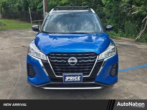 Electric Blue Metallic/Super Black 2024 Nissan Kicks SV