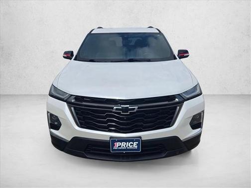 Iridescent Pearl Tricoat 2022 Chevrolet Traverse Premier