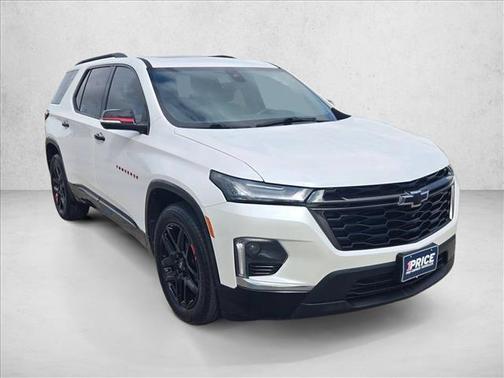 Iridescent Pearl Tricoat 2022 Chevrolet Traverse Premier