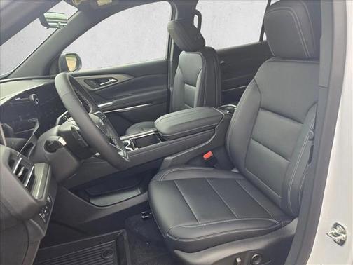 Polar White Tricoat 2026 Chevrolet Traverse LT