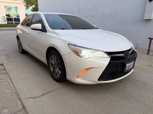 Blizzard Pearl 2017 Toyota Camry SE