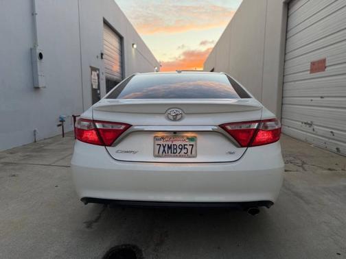 Blizzard Pearl 2017 Toyota Camry SE