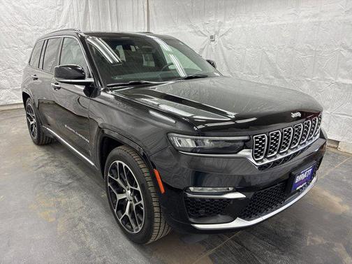 Diamond Black Crystal Pearlcoat 2024 Jeep Grand Cherokee Summit