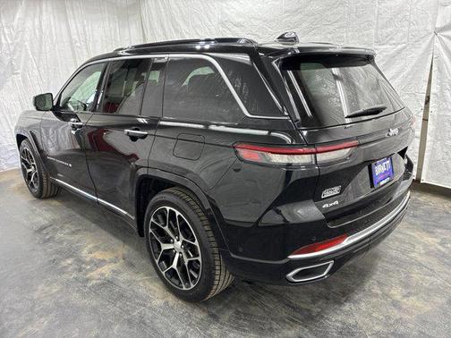 Diamond Black Crystal Pearlcoat 2024 Jeep Grand Cherokee Summit