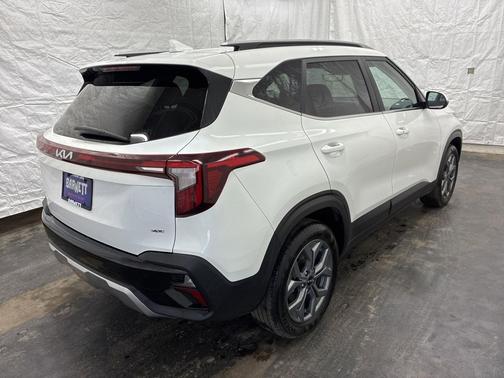 Snow White Pearl 2024 Kia Seltos S