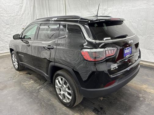 Diamond Black Crystal Pearlcoat 2024 Jeep Compass Latitude Lux