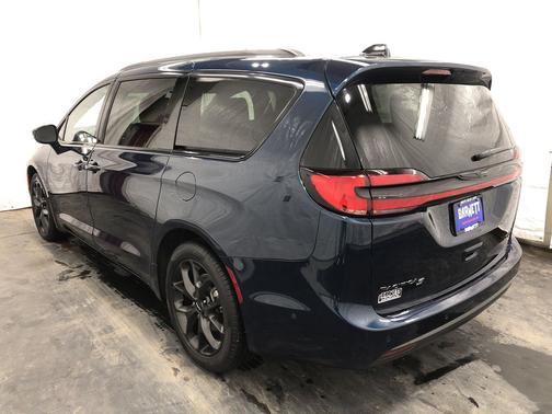 Fathom Blue Pearlcoat 2025 Chrysler Pacifica Limited