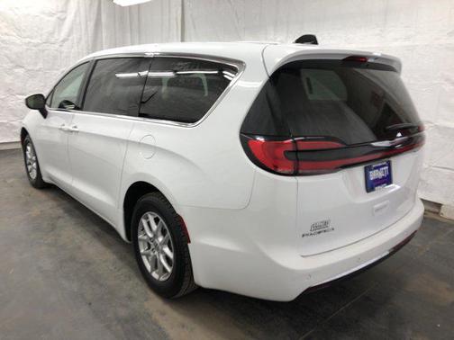 Bright White Clearcoat 2023 Chrysler Pacifica Touring L